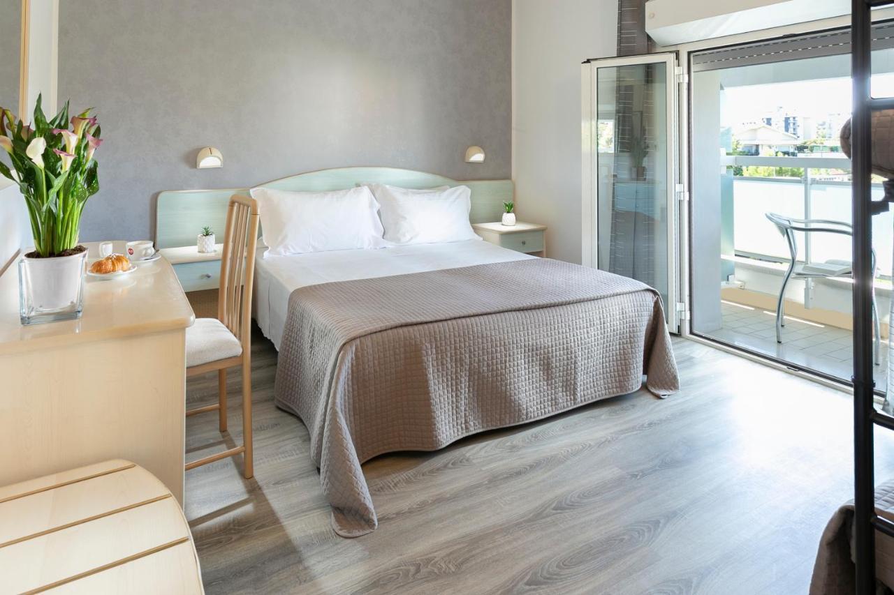 Hotel Zanarini In Centro A ريتشوني المظهر الخارجي الصورة
