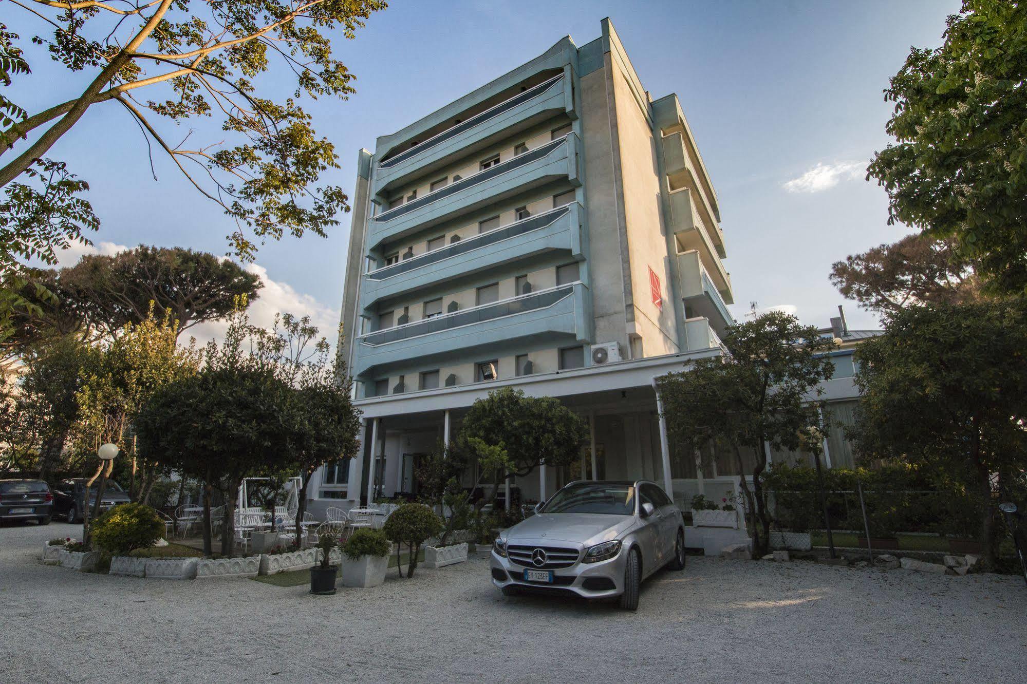 Hotel Zanarini In Centro A ريتشوني المظهر الخارجي الصورة